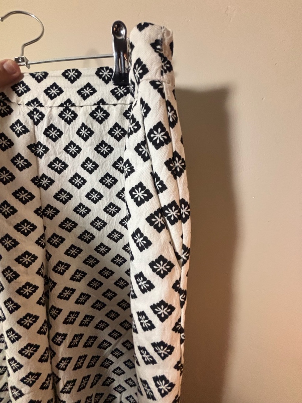 Zara Black and Cream Floral Pattern Cropped Wide Leg Pants - Picture 3 of 6